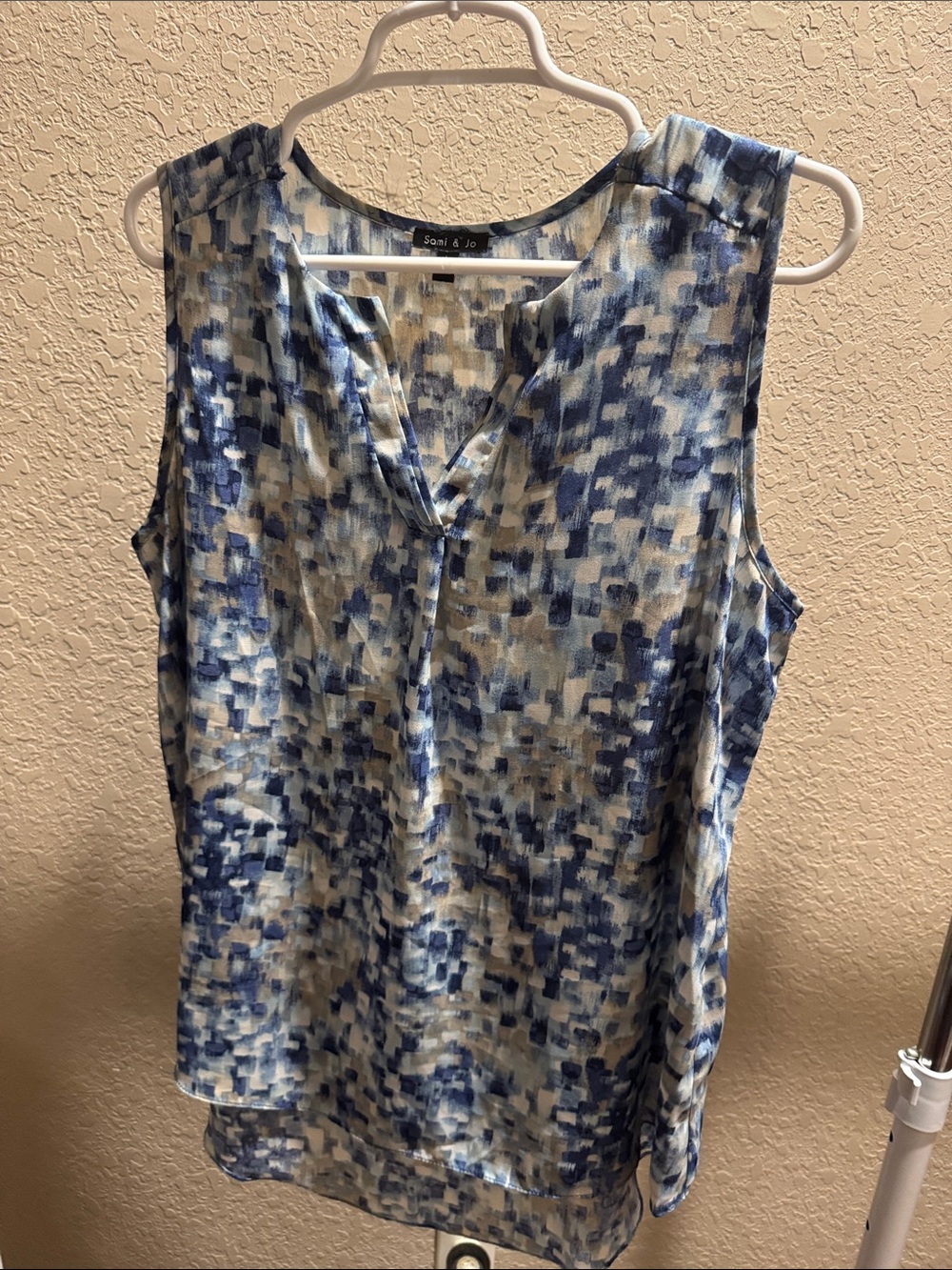 Sami & Jo Blue and Cream Abstract Sleeveless Split-Neck Top